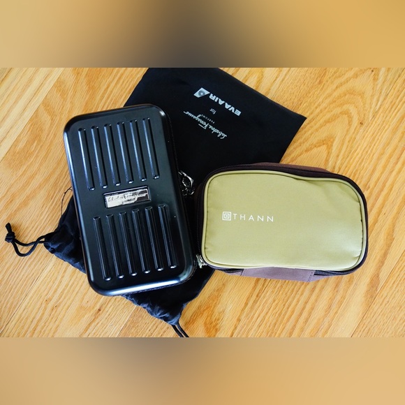 Ferragamo and Thann overnight kits from Eva Air - Picture 3 of 6